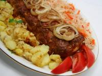 Die fertige Roulade mit gebratenen Zwiebelringen...