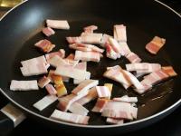 Speck dünn schneiden und knusprig in der Pfanne...