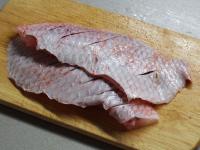 Fischfilets auf der Hautseite leicht einschneiden...