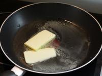 In kleinerer Pfanne etwas Butter schmelzen lassen...