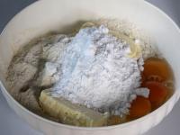 Mehl, Butter, Eier, Zucker und eine Prise Salz zu...