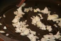 Fein geschnittene Zwiebel schaumig anbraten. ...