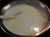 Milch, Butter und Zucker im Topf mit doppel Boden...