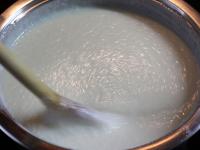 Beim ständigen Rühren Grieß zuschütten. Kochen...