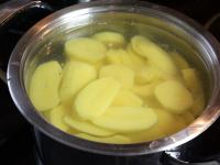 Kartoffeln schälen und in Scheiben schneiden. ...