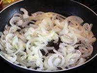 Zwiebel in halbe Ringe schneiden und im Öl...