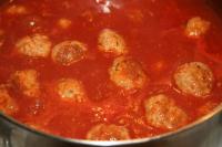 Die Klöße in die Sauce legen und Fleischbouillon...