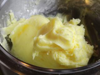 Butter mit Zucker schaumig rühren.