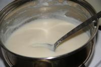 In etwas Milch Mehl geben, gut verrühren. Mit...
