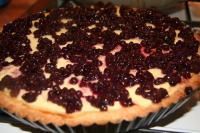 Auf den fast fertig gebackenen Kuchen die...