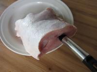 Lendenfleisch waschen und abtrocknen. Ein Messer...