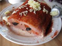 Pflaumen in die Löcher eindrücken. Das Fleisch...