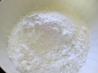 Mehl mit Zucker und Backpulver vermischen. ...