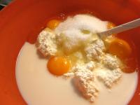 Quark, Eier, Milch und Zucker gut durchrühren. ...
