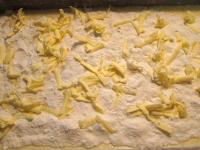 Auf die letzte Schicht Butter grob reiben. ...