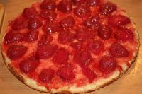 … mit der Erdbeermarmelade bestreichen. Frische...