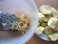 Äpfel schälen und aufs Grobste reiben. ...