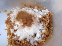 Äpfel mit Zucker, Zimt bestäuben und ...