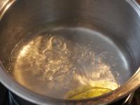 Im kleinen Topf Wasser kochen lassen, Salz und Öl...