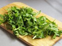 Rucola ein wenig schneiden und mit Bohnen und...