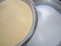 Aus Milch, Wasser, Zucker und Puddingpulver dicken...