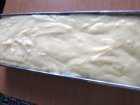 Heißen Pudding auf Frucht schütten, glätten und...