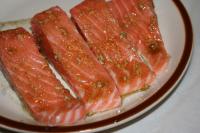 Gewaschenen und getrockneten Lachs schneiden,...