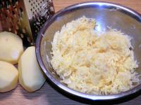 Zuerst die Kartoffeln abschälen und fein reiben....