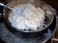 Die Nockerln entweder durch das Sieb oder direkt...