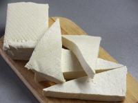 Tofu in Längsrichtung durschneiden, jede Hälfte...