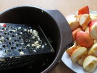 Äpfel schälen und reiben. ...