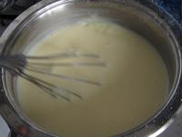 Puddingpulver zusammen mit dem Zucker in der Milch...