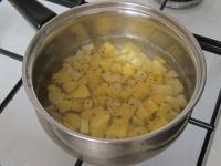 Kartoffeln schälen und in kleine Würfel...