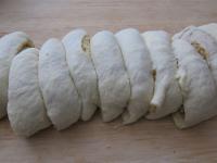 Strudel ca. in 12 gleiche Stücke schneiden. ...