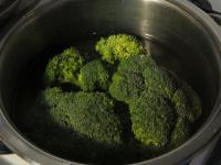 Brokkoli in reichlich Salzwasser weichkochen. ...