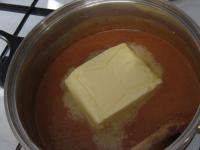 Butter in die heiße Masse zugeben und mischen,...