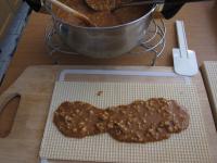 Das erste Waffelblatt auf ein Holzbrett legen....