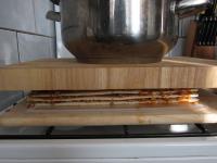Auf die Waffelblätter Holzbrett und einen Topf...