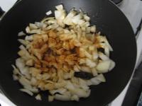 Die Zwiebel putzen, schneiden und 5 Minuten in Öl...