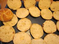 Brötchen durchschneiden und aufgemacht auf ein...