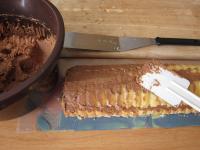 Ganzen Kuchen mit restlicher Creme bestreichen. ...