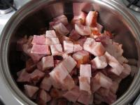 Den Speck würfeln, in einen kleinen Topf beim...