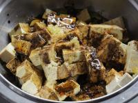 Den Tofu in Würfel geschnitten in größere...
