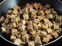 Den Tofu aus der Marinade nehmen, von allen Seiten...
