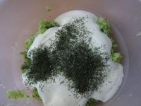 Zu der Gurke Salz, Joghurt und Dille (kann auch...