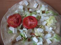 Auf die Tortilla einen Teil des Salats, der...