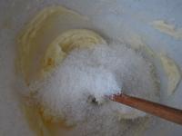 Butter mit Zucker schaumig schlagen. Geriebene und...