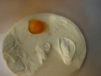 Mehl, warmes Wasser, Eier und Salz zu einem Teig...