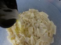 In der Schüssel mit geschmolzener Butter...