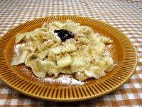 Mit einem Löffel Marmelade mit sauerem Geschmack...